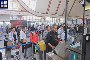 笑抽丨马拉加球迷在机场随便拉了个乘客，作为重磅新援来迎接